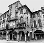 Padova-Sotto i portici di piazza dei Signori e il negozio Fiera del mobile,1977 (Adriano Danieli)